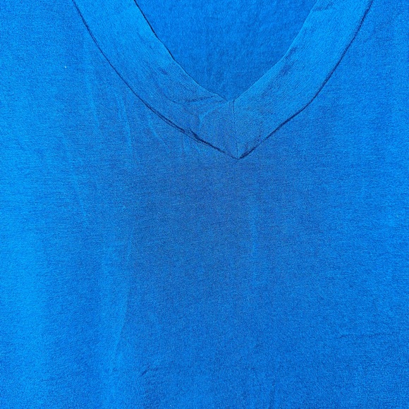 Blue v-neck stretchy t-shirt. Soft A-line form fitting shirt. - Picture 2 of 3